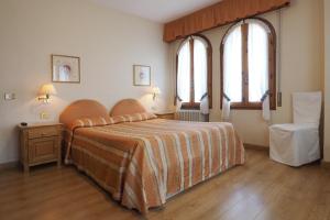 Łóżko lub łóżka w pokoju w obiekcie Hotel Tirolo
