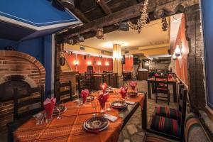 A restaurant or other place to eat at Hotel Iceberg Bansko