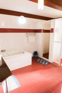Vonios kambarys apgyvendinimo įstaigoje Seaview Hills Luxury Apartments & Rooms