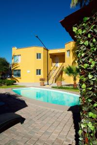 una piscina frente a un edificio en Best Western Saltillo, en Saltillo