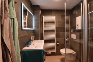 Et badeværelse på Fewo Blumes Bergfrieden mit MeineCardPlus + 56 billeder