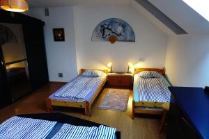ein Zimmer mit drei Betten in einem Zimmer in der Unterkunft Insko Home & Sauna in Ińsko