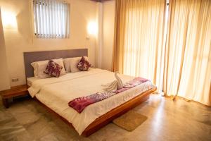 Un pat sau paturi într-o cameră la Seaview Hills Luxury Apartments & Rooms
