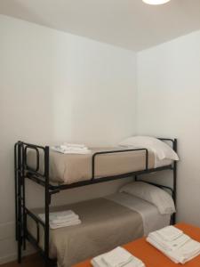 Двухъярусная кровать или двухъярусные кровати в номере Agriturismo Cà Mignone