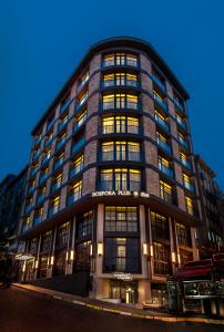 wysoki budynek z oświetleniem w mieście w obiekcie Hotel Bosfora Plus w Stambule