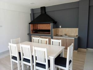Una cocina con mesa de comedor y sillas. en DFC FMA- Coliving, en Salta