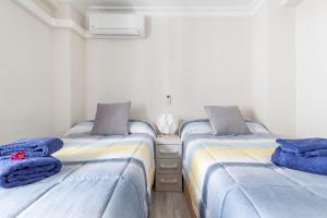 セビリアにあるFantastico apto recién 2 hab-Sevilla-Trianaのベッドルーム1室(隣り合わせのベッド2台付)