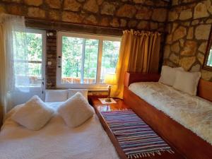 1 dormitorio con 2 camas y ventana en Corfu Town Mini Villa Private Pool Gardens, en Mantoúkion