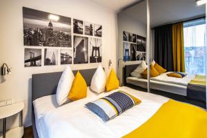 een slaapkamer met 2 bedden met gele en blauwe kussens bij Ruterra Apartment with Garage in Praag
