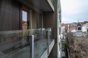 einen Blick vom Balkon eines Gebäudes in der Unterkunft Ruterra Apartment with Garage in Prag