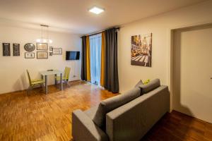 een woonkamer met een bank en een tafel bij Ruterra Apartment with Garage in Praag