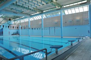 una gran piscina con agua azul en Chalet Le Mirador, en Durbuy
