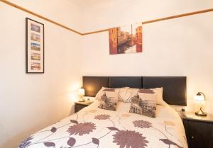 A bed or beds in a room at Ashford House Guest House 