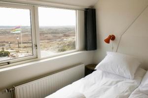 Postel nebo postele na pokoji v ubytování Strandhotel Terschelling B&B