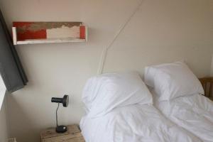 Postel nebo postele na pokoji v ubytování Strandhotel Terschelling B&B