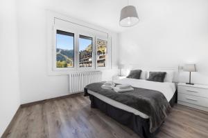 Un pat sau paturi într-o cameră la Apartaments Riu D'Incles +72 fotografii