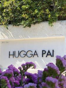 ein Zeichen für einen Hulca pa mit lila Blumen in der Unterkunft Hugga Pai in Pai