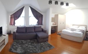 salon z kanapą i łóżkiem w obiekcie CASA MONTIS w mieście Borşa