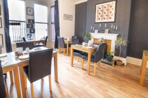 A restaurant or other place to eat at Ashford House Guest House 