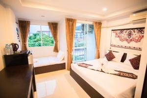 Kleines Zimmer mit einem Bett und einem Fenster in der Unterkunft Happy 99 Guest house in Patong Beach