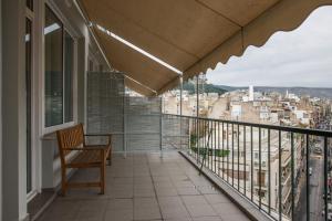 balcón con banco y vistas a la ciudad en Welcommon Hostel en Athens