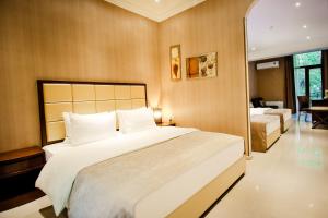 1 dormitorio con 1 cama grande en una habitación en Hotel Orion Tbilisi, en Tiflis