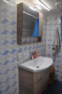A bathroom at Sunny Apartment with view Még 18 kép