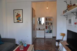 - un salon avec un canapé et une télévision dans l'établissement Sunny Apartment with view, à Athènes