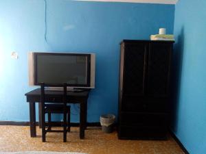 Una televisión o centro de entretenimiento en Pensión Aguayo