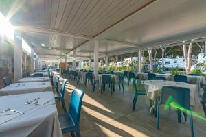 Restoran või mõni muu söögikoht majutusasutuses Camping Village Baia Blu La Tortuga