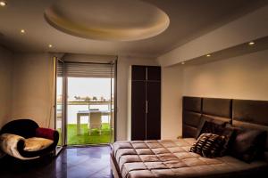 バーリにあるAIRPORT BARi DELUXEの大きなベッドと大きな窓のある寝室