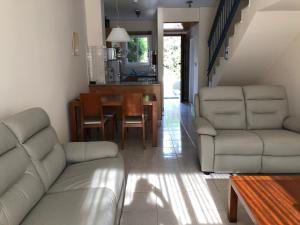 uma sala de estar com 2 sofás e uma sala de jantar em Exceptional townhouse em Pafos