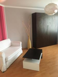 salon z białą kanapą i stołem w obiekcie Apartmán Edita w mieście Velké Losiny