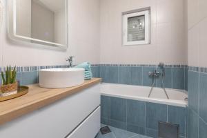 Ένα μπάνιο στο Luxury apartman SKY with sea view and whirlpool
