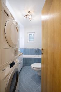 Et badeværelse på Luxury apartman SKY with sea view and whirlpool