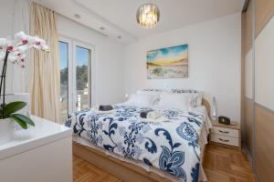 Säng eller sängar i ett rum på Luxury apartman SKY with sea view and whirlpool