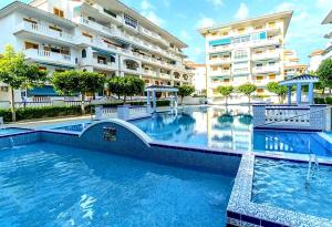 una gran piscina frente a un edificio en Avenu Belgica Apartment, en La Mata