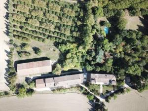 een uitzicht over een huis en bomen bij Domaine de La Forçate in Villesiscle