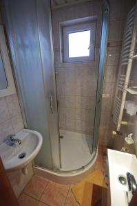 A bathroom at Fortuna Apartman