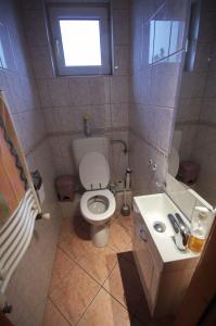 A bathroom at Fortuna Apartman
