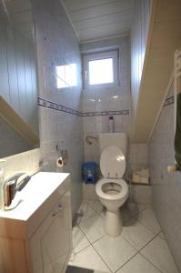 A bathroom at Fortuna Apartman
