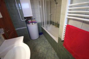 A bathroom at Fortuna Apartman