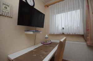 A television and/or entertainment centre at Fortuna Apartman
