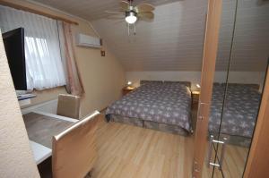 A bed or beds in a room at Fortuna Apartman