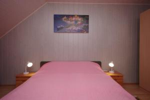 A bed or beds in a room at Fortuna Apartman