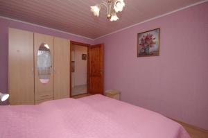 A bed or beds in a room at Fortuna Apartman