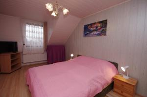A bed or beds in a room at Fortuna Apartman