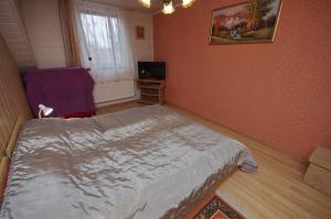 A bed or beds in a room at Fortuna Apartman
