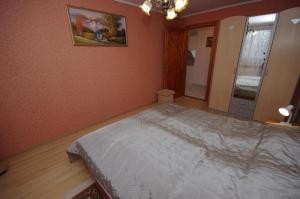 A bed or beds in a room at Fortuna Apartman