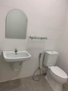 W łazience znajduje się umywalka, toaleta i lustro. w obiekcie River View Villas w mieście Vang Vieng